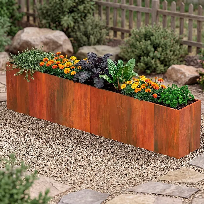 Palatino Hochbeet Urban - 300 x 50 x 70 cm, Stahl, Rostrot - Langes, rostfarbenes Metall-Pflanzgefäß mit bunten Blumen und Grünpflanzen in einem Garten.