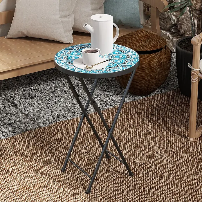 Outsunny Garten-Beistelltisch rund - Ø x H: 35,5 x 55 cm, Klappbar, Blau - Kleiner Klapptisch mit blau-weiß gemusterter Platte, Kaffeekanne und Tasse auf einer Terrasse.