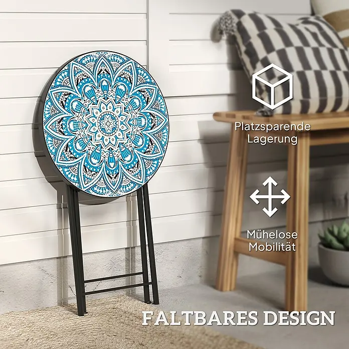 Outsunny Garten-Beistelltisch rund - Ø x H: 35,5 x 55 cm, Klappbar, Blau - Ein runder Klapptisch mit blau-weißem Mandala-Muster, zusammengeklappt und aufrecht stehend, betont sein platzsparendes Design und mühelose Mobilität.