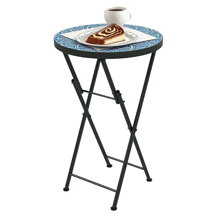Outsunny Garten-Beistelltisch rund - Ø x H: 35,5 x 55 cm, Klappbar, Blau - Runder Klapptisch mit blau-weißem Mosaik-Tischplatte und schwarzen Metallbeinen, mit Kuchen und Kaffee.