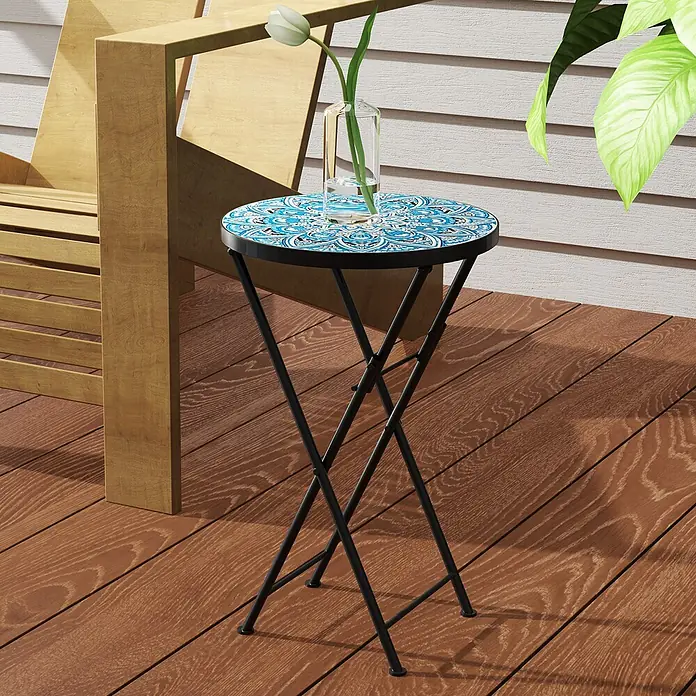 Outsunny Garten-Beistelltisch rund - Ø x H: 35,5 x 55 cm, Klappbar, Blau - Kleiner schwarzer Klapptisch mit blau-weißem Mosaikmuster, darauf eine Tulpe in Vase, auf Holzterrasse.