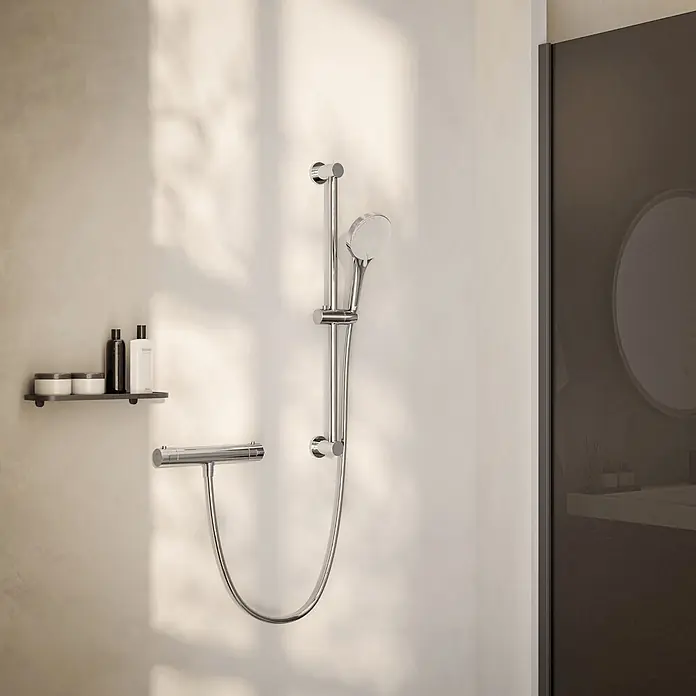 LOMAZOO Duschsystem LMZ-CIELO - Glänzend - Verchromtes Duschset mit Handbrause, Stange und Thermostatmischer, in modernem Bad installiert.