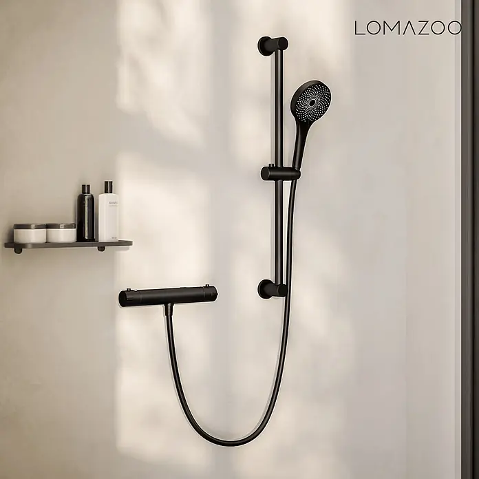 LOMAZOO Duschsystem LMZ-LANDO - Schwarz - Mattschwarzes Duschsystem mit Handbrause an einer Stange, Thermostatmischer und einer Ablage mit Pflegeprodukten.
