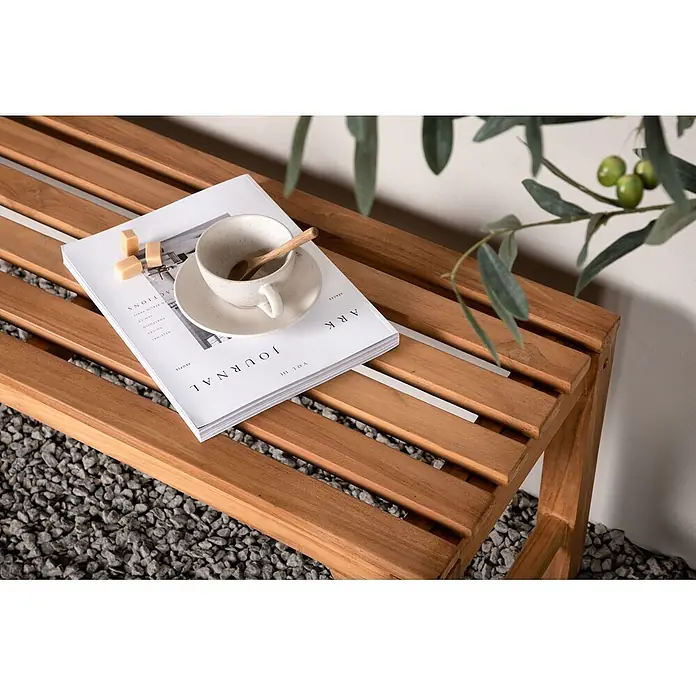 Ebuy24 Gartenbank Kenya - B x T x H: 150 x 150 x 45 cm, Teak, Holz - Braune Holzlamellenbank, als Beistelltisch für eine Zeitschrift und Tasse im Außenbereich genutzt.