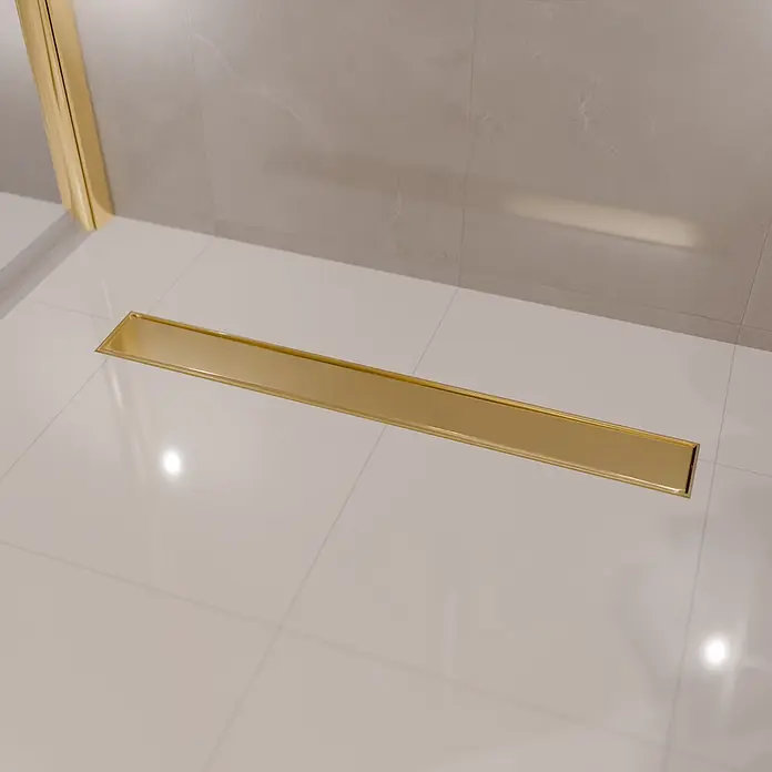 LOMAZOO Duschsystem SFD-02-GOLD-70 - Gold - Goldener linearer Duschablauf in einem gefliesten Duschboden, mit passendem goldenem Duschrahmen.