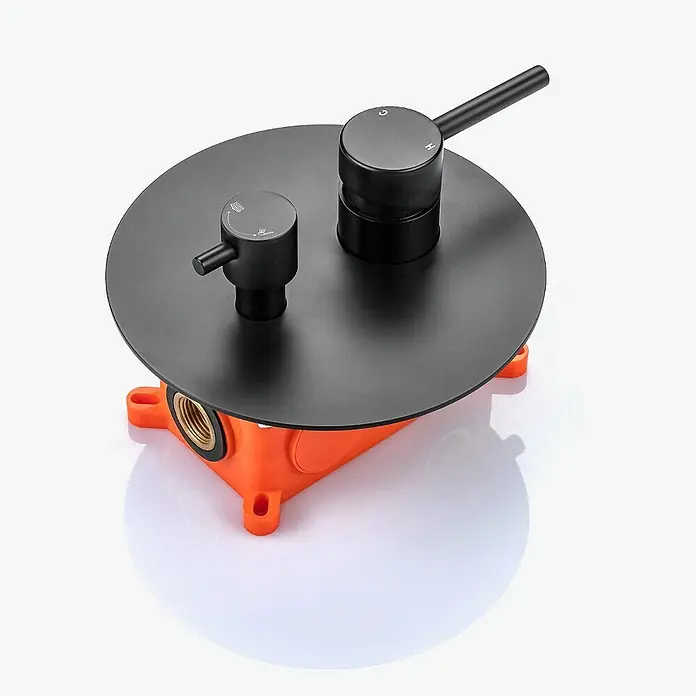 LOMAZOO Duschsystem LMZ-TELESTO - Anzahl Strahlarten: 1 Stk., Schwarz - Mattschwarze Unterputz-Duscharmatur mit runder Blende, zwei Drehknöpfen und orangefarbener Installationsbox.