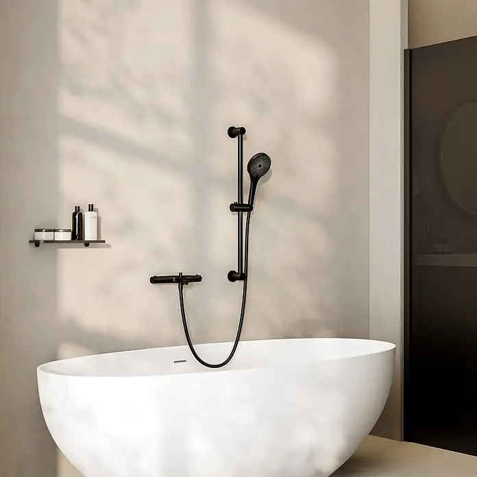 LOMAZOO Duschsystem LMZ-SORIN - Anzahl Strahlarten: 3 Stk., Matt - Eine moderne, weiße freistehende Badewanne mit einer mattschwarzen wandmontierten Duscharmatur im Badezimmer.