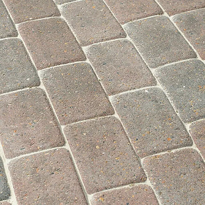 Dansand Fugensand No Grow - Sand/Neutral, 20 kg - Nahaufnahme von rechteckigen Pflastersteinen in verschiedenen Farbvarianten, die ein dekoratives Muster bilden.