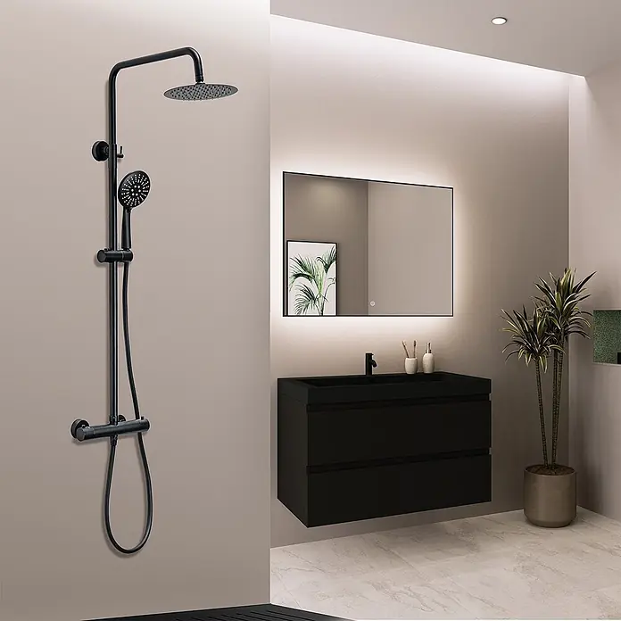 LOMAZOO Duschsystem LMZ-COOPER - Anzahl Strahlarten: 1 Stk., Schwarz - Matt-schwarzes Duschsystem mit Kopf- und Handbrause in einem modernen Badezimmer.