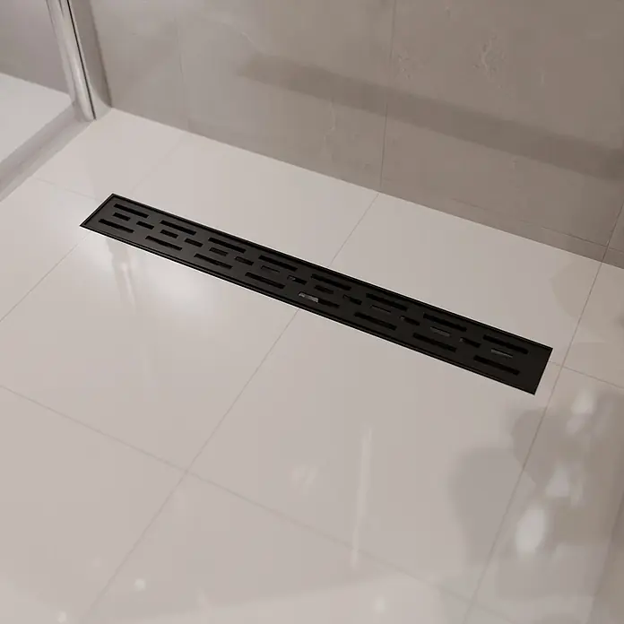 LOMAZOO Duschsystem SFD-01-BLACK-70 - Schwarz - Schwarze lineare Duschrinne mit geometrischem Gittermuster, bündig im gefliesten Duschboden eingelassen.