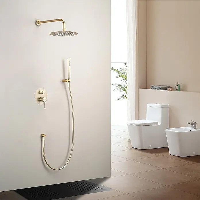 LOMAZOO Duschsystem LMZ-SOLARA - Anzahl Strahlarten: 1 Stk., Gold - Goldene gebürstete Duschgarnitur mit Regenbrause und Handbrause in einem modernen Badezimmer.