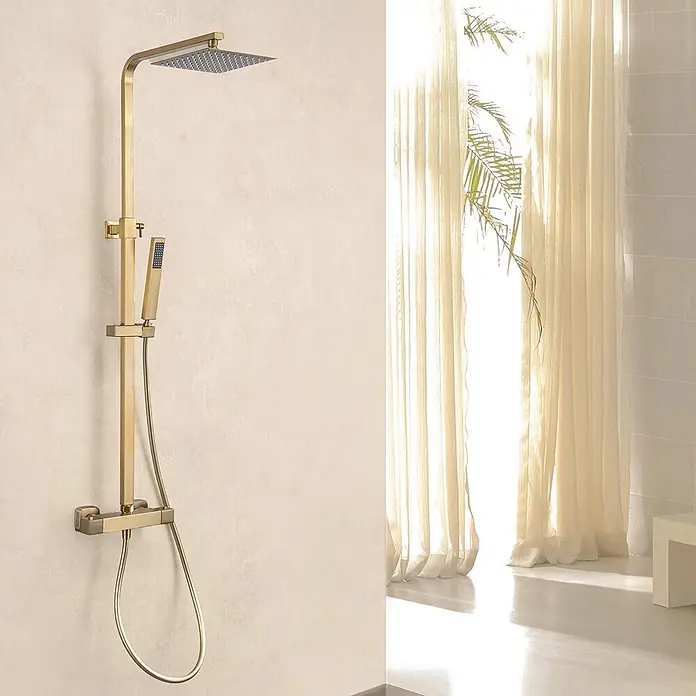 LOMAZOO Duschsystem LMZ-ESTRELLA - Anzahl Strahlarten: 1 Stk., Gold - Messing-Duschsystem mit quadratischem Regenduschkopf und Handbrause, an heller Wand in einem hellen Badezimmer.