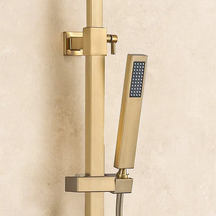 LOMAZOO Duschsystem LMZ-ESTRELLA - Anzahl Strahlarten: 1 Stk., Gold - Messingfarbenes eckiges Duschset mit Handbrause, an heller strukturierter Wand montiert.