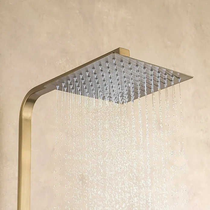 LOMAZOO Duschsystem LMZ-ESTRELLA - Anzahl Strahlarten: 1 Stk., Gold - Quadratischer Duschkopf in gebürstetem Gold mit herabströmendem Wasser.