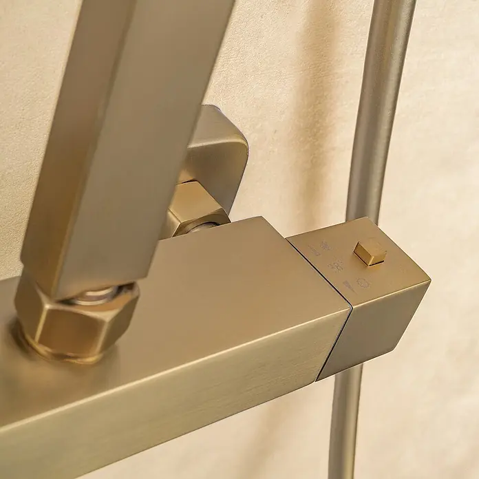 LOMAZOO Duschsystem LMZ-ESTRELLA - Anzahl Strahlarten: 1 Stk., Gold - Nahaufnahme eines gebürsteten, goldfarbenen Thermostat-Duschmischers mit 38°C-Taste.