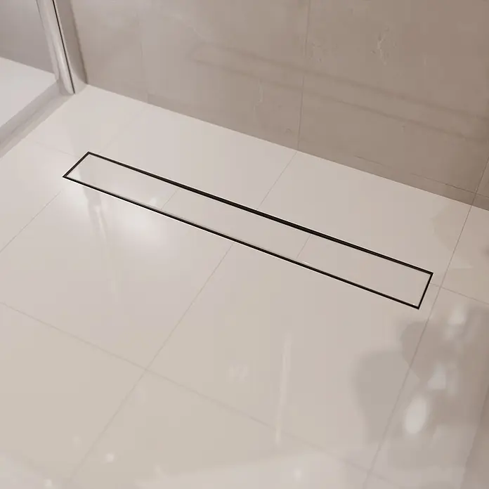 LOMAZOO Duschsystem SFD-02-BLACK-80 - Schwarz - Schwarze lineare Duschrinne in hellem Fliesenboden einer Dusche eingelassen.