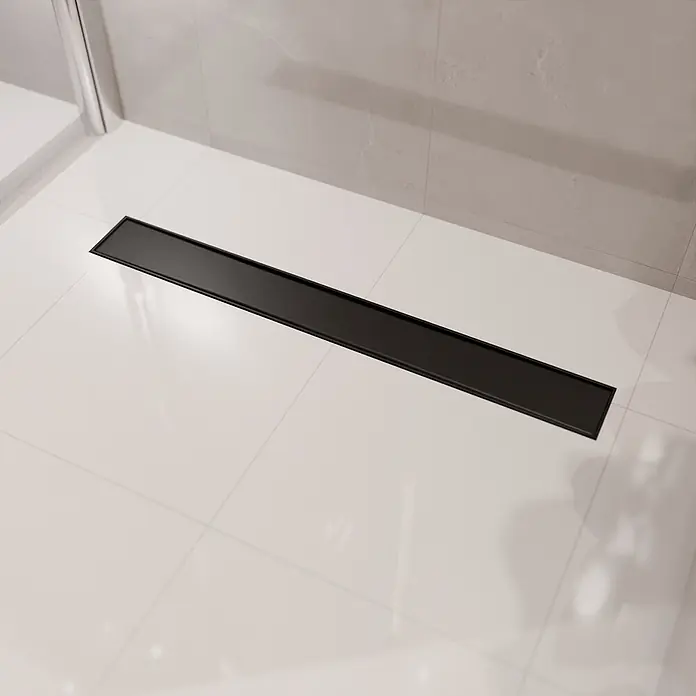 LOMAZOO Duschsystem SFD-02-BLACK-80 - Schwarz - Schwarze, lineare Duschrinne im Fliesenboden einer Dusche.