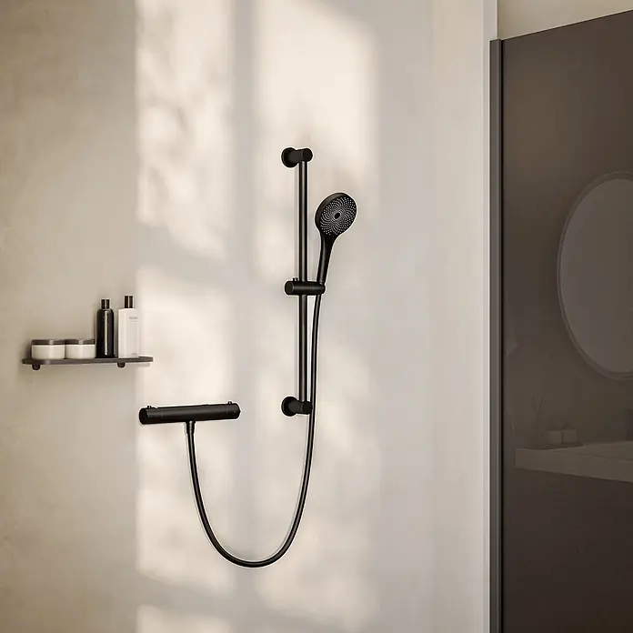 LOMAZOO Duschsystem LMZ-ZAYRO - Matt - Mattschwarzes Duschsystem mit Handbrause, Thermostatmischer und Schlauch, an heller Wand in modernem Bad montiert.