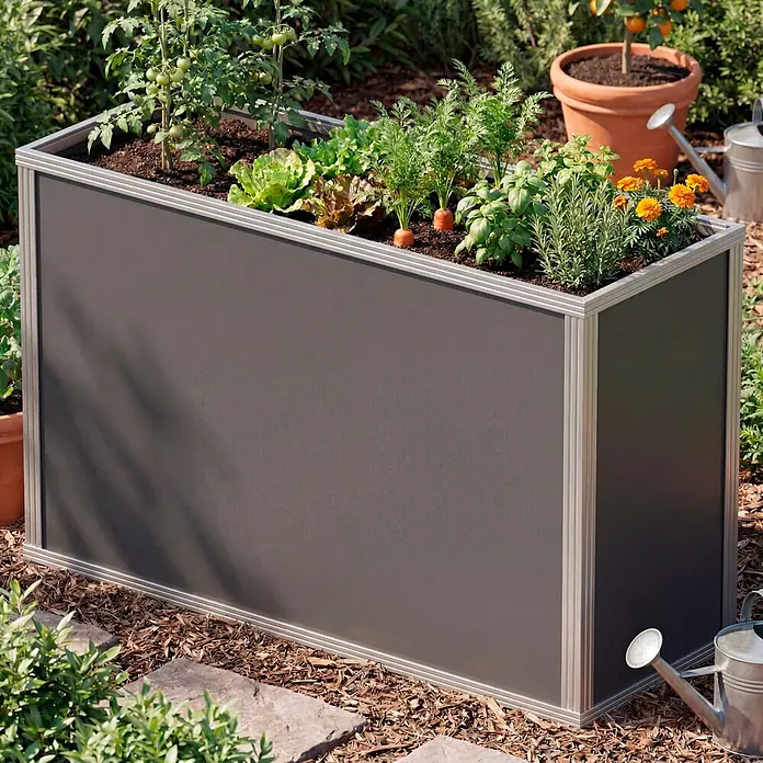 KGT Hochbeet - 1,21 x 0,45 x 0,77 m, Aluminium, Silber - Dunkelgraues Hochbeet mit silbernem Rahmen, bepflanzt mit verschiedenen Pflanzen im Garten.
