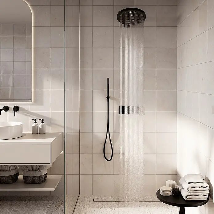 LOMAZOO Duschsystem LMZ-ANGIE - Anzahl Strahlarten: 1 Stk., Matt - Elegantes Badezimmer mit schwarzem Duschsystem, weißem Waschtisch und minimalistischen weißen Accessoires.