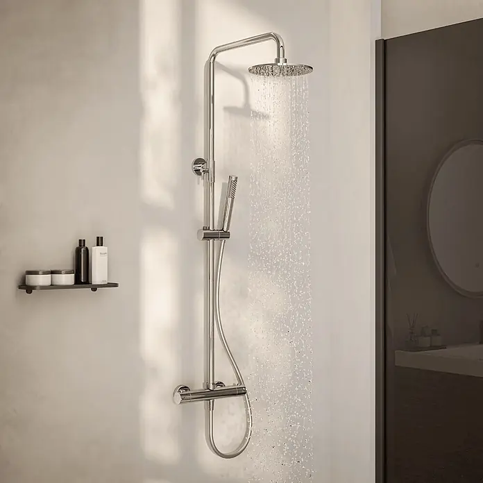 LOMAZOO Duschsystem LMZ-VINCENZO - Anzahl Strahlarten: 1 Stk., Chrom - Chrom-Duschsystem mit Regen- und Handbrause, Wasser fließt, in modernem Badezimmer.
