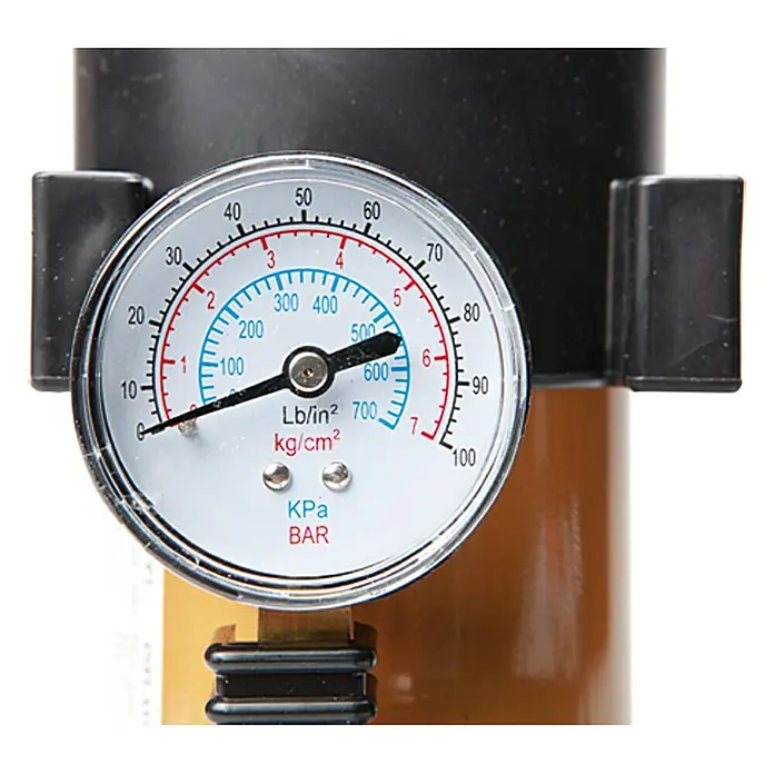 UniTEC Kompressor Premium - Füllleistung: 35 l/min - Nahaufnahme eines Manometers, das einen Druck von etwa 10 lb/in² anzeigt, eingebaut in ein industrielles Gerät.