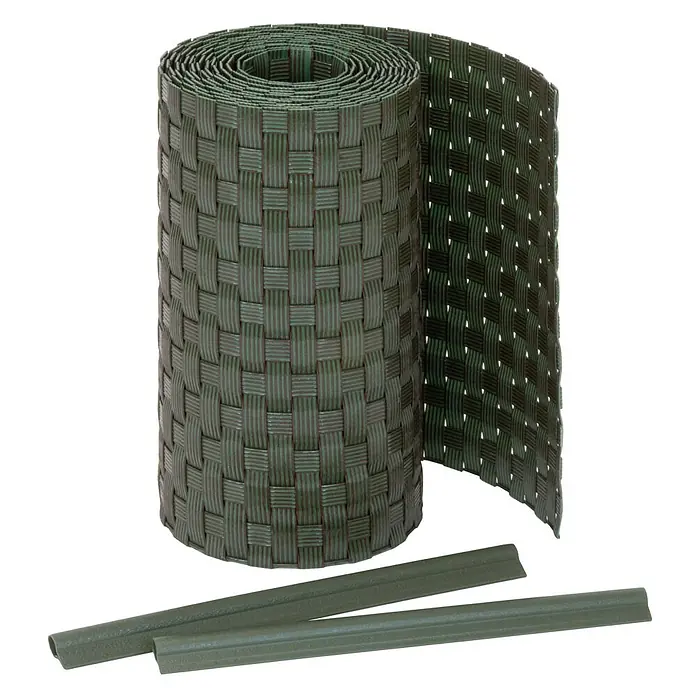 Jardinion Sichtschutzelement 250cm Sichtschutzstreifen 19cm x 2,4mm inkl. Klemmschienen Grün - Kunststoff, Grün - Aufgerollter grüner geflochtener Gartenzaun oder Sichtschutz mit zwei passenden grünen Streifen zur Installation.