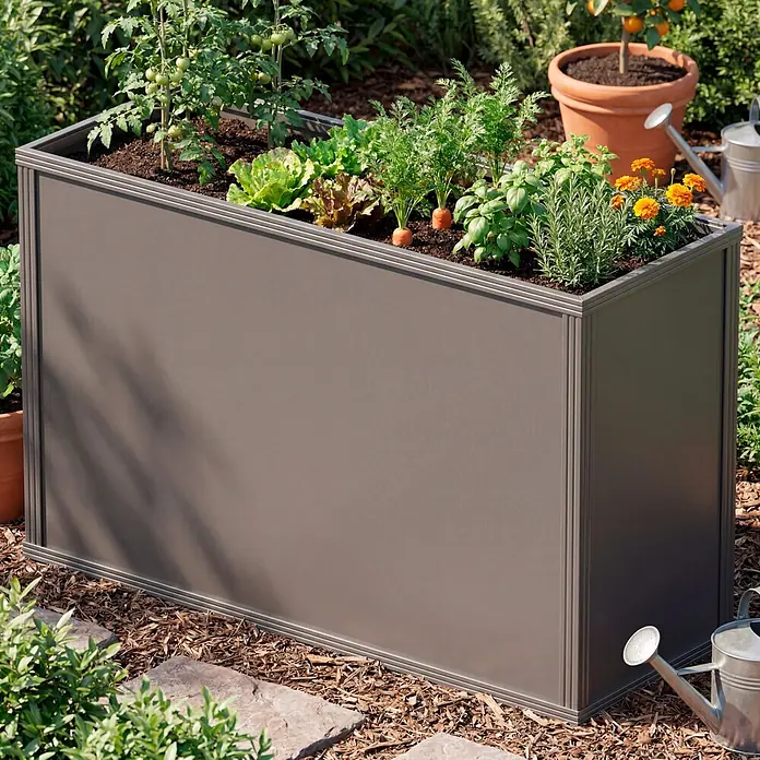 KGT Hochbeet - 1,21 x 0,45 x 0,77 m, Aluminium, Anthrazit - Dunkelgraues rechteckiges Hochbeet, gefüllt mit verschiedenen Gemüse- und Kräuterpflanzen.