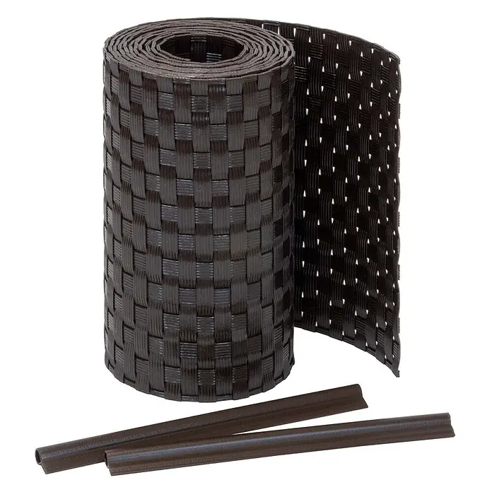 Jardinion Sichtschutzelement 250cm Sichtschutzstreifen 19cm x 2,4mm inkl. Klemmschienen Dunkelbraun - B x H: 24 x 19 cm, Kunststoff, Braun - Rolle aus dunkelbraunem Geflechtmaterial, möglicherweise Rasenkante, mit zwei passenden Leisten.