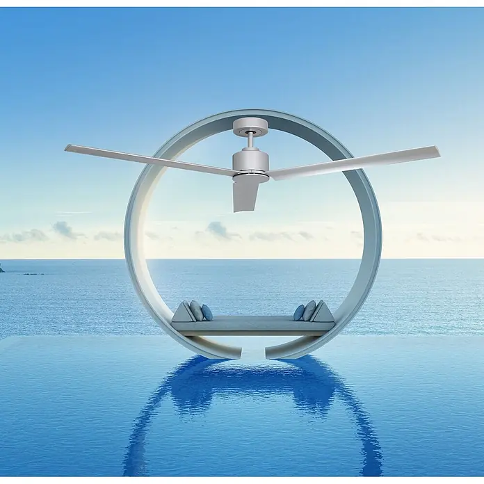 Vam Deckenventilator Outdoor Deckenventilator GARDEN LED silber 132 cm - SILBER, 1.320 mm, 31 W - Moderner silberner Deckenventilator mit drei Flügeln in einer runden Loungestruktur über einem Infinity-Pool mit Meerblick.