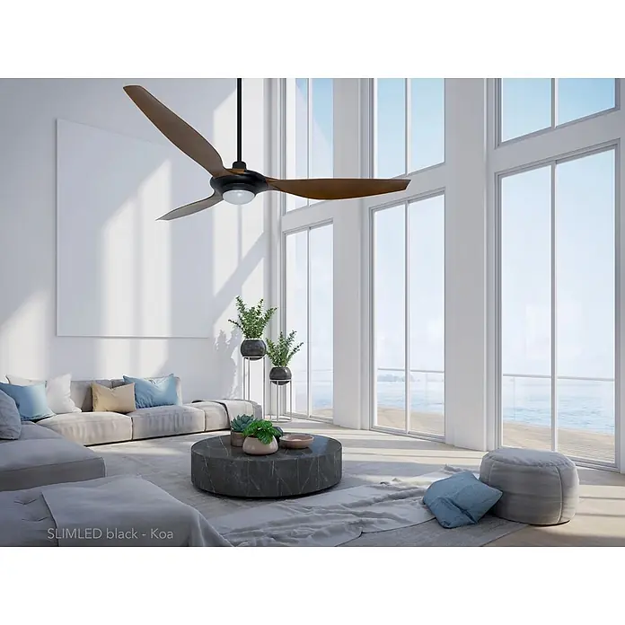 Vam Deckenventilator Outdoor Deckenventilator SLIM mit LED schwarz 157 cm - SCHWARZ, 1.570 mm, 37 W - Moderner Deckenventilator in Schwarz-Braun mit integriertem Licht, hoch in einem Wohnzimmer mit großen Fenstern montiert.