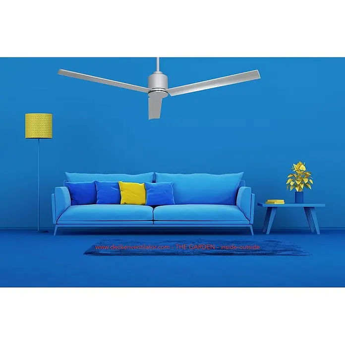 Vam Deckenventilator Outdoor Deckenventilator GARDEN silber 132 cm - SILBER, 1.320 mm, 31 W - Silberner dreiflügeliger Deckenventilator über einem Sofa in einem modernen blauen Raum installiert.