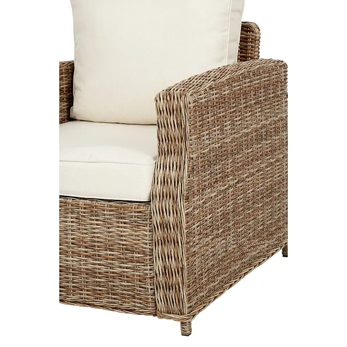 Ebuy24 Gartensessel Gram - Aluminium/Rattan, Polyester Rattan = Polyrattan, Sandfarben, B x T x H: 81 x 80 x 77 cm - Sessel aus Korbgeflecht mit cremefarbenen Kissen.