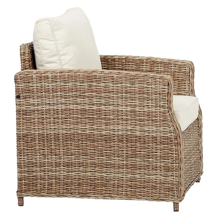 Ebuy24 Gartensessel Gram - Aluminium/Rattan, Polyester Rattan = Polyrattan, Sandfarben, B x T x H: 81 x 80 x 77 cm - Brauner geflochtener Korbsessel mit cremefarbenen Kissen für bequemes Sitzen.