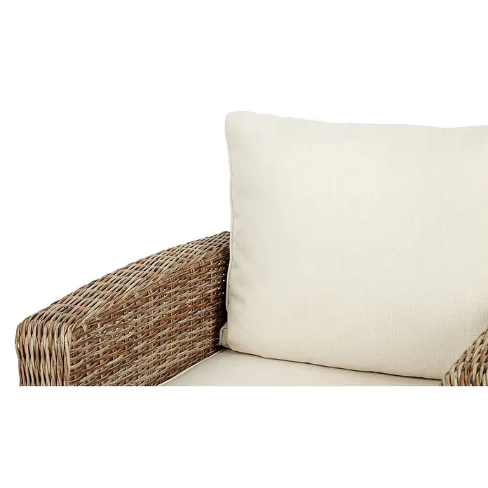 Ebuy24 Gartensessel Gram - Aluminium/Rattan, Polyester Rattan = Polyrattan, Sandfarben, B x T x H: 81 x 80 x 77 cm - Nahaufnahme eines Rattansessels mit cremefarbenen Kissen.