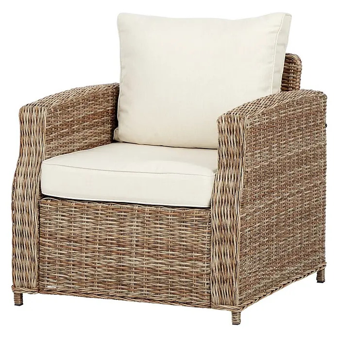 Ebuy24 Gartensessel Gram - Aluminium/Rattan, Polyester Rattan = Polyrattan, Sandfarben, B x T x H: 81 x 80 x 77 cm - Brauner Sessel aus Korbflechtwerk mit cremefarbenen Sitz- und Rückenkissen.
