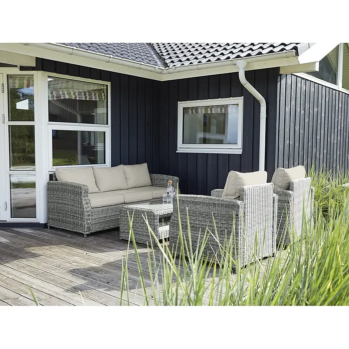 Ebuy24 Gartensessel Gram - Aluminium/Rattan, Polyester Rattan = Polyrattan, Sandfarben, B x T x H: 81 x 80 x 77 cm - Graues Outdoor-Lounge-Set aus Rattan mit beigefarbenen Kissen auf einer Holzterrasse für eine gemütliche Gartengestaltung.