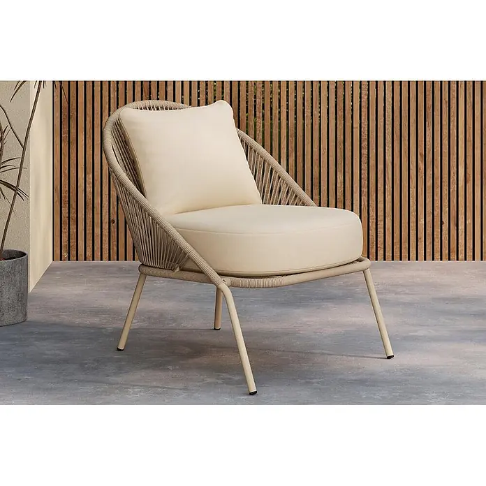 Ebuy24 Gartensessel Lindos 2er-Set - 2 Stk., Stahl, Beige, B x T x H: 74 x 81 x 77 cm - Hellbeiger Outdoor-Lounge-Sessel aus Geflecht mit dicken Kissen auf einer Betonterrasse.