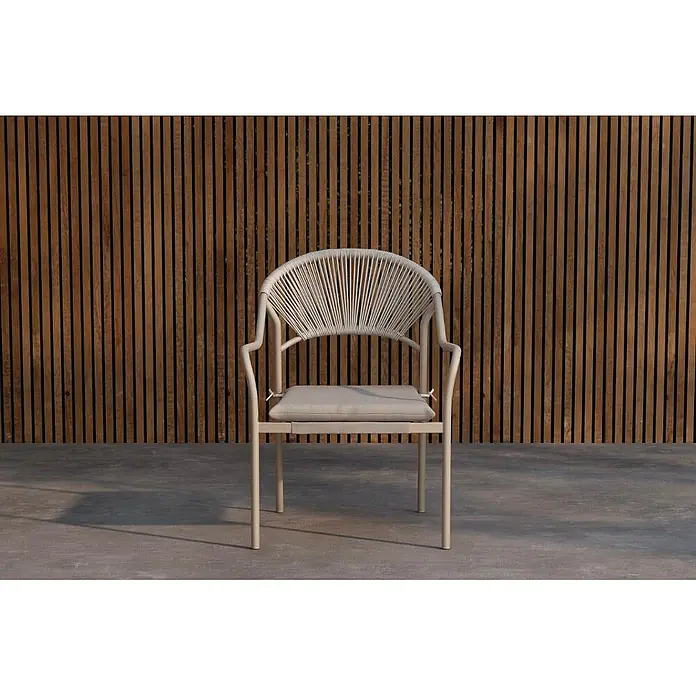 Ebuy24 Gartenstuhl Paros - Stahl, Beige, B x T x H: 56 x 65 x 84 cm - Hellbeiger Outdoor-Sessel mit geflochtener Rückenlehne und passendem Sitzkissen.