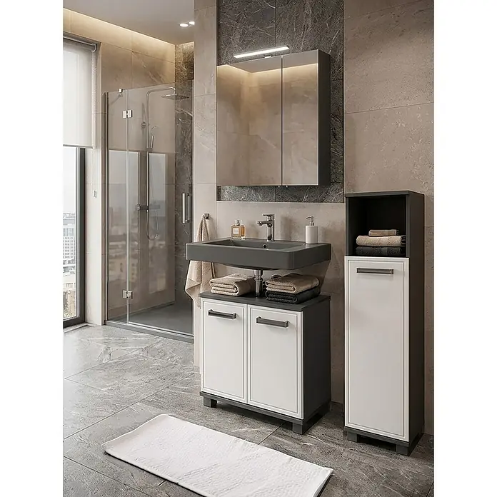 Schildmeyer Hochschrank Adana - B x T x H: 598 x 326 x 1.809 cm, Anthrazit/Weiß - Modernes Bad mit dunkelgrauem Waschbecken, weiß-grauem Waschtisch und hohem Schrank vor gefliesten Wänden.