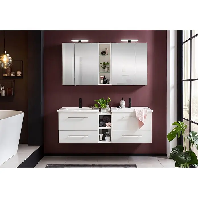 Schildmeyer LED-Spiegelschrank Roma - B x H: 1.416 x 750 mm, Holz, Weiß Glanz - Moderner weißer Doppelwaschtisch mit schwarzen Armaturen und zwei Spiegelschränken an dunkler Wand im modernen Badezimmer.