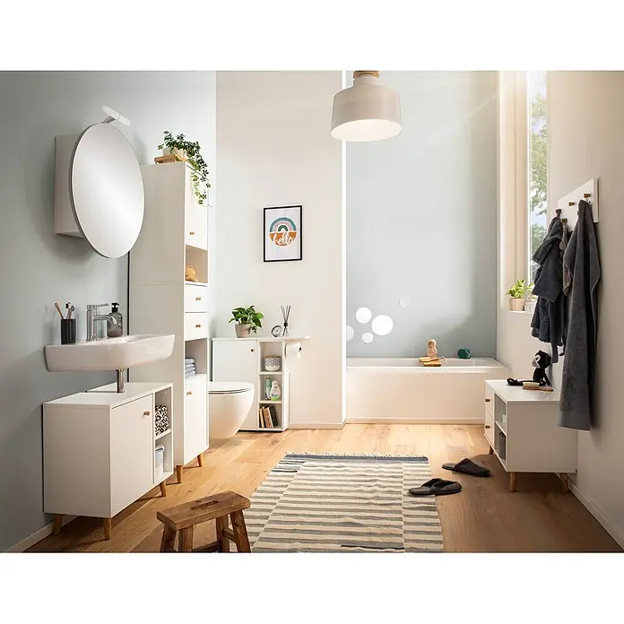 Schildmeyer Bjarne Hakenleiste - B x H: 55,9 x 19,5 cm, Mattweiß - Modernes Badezimmer mit weißen Möbeln, Holzakzenten und hellblauen Wänden, ausgestattet mit Waschtisch, Hochschrank und Badewanne.