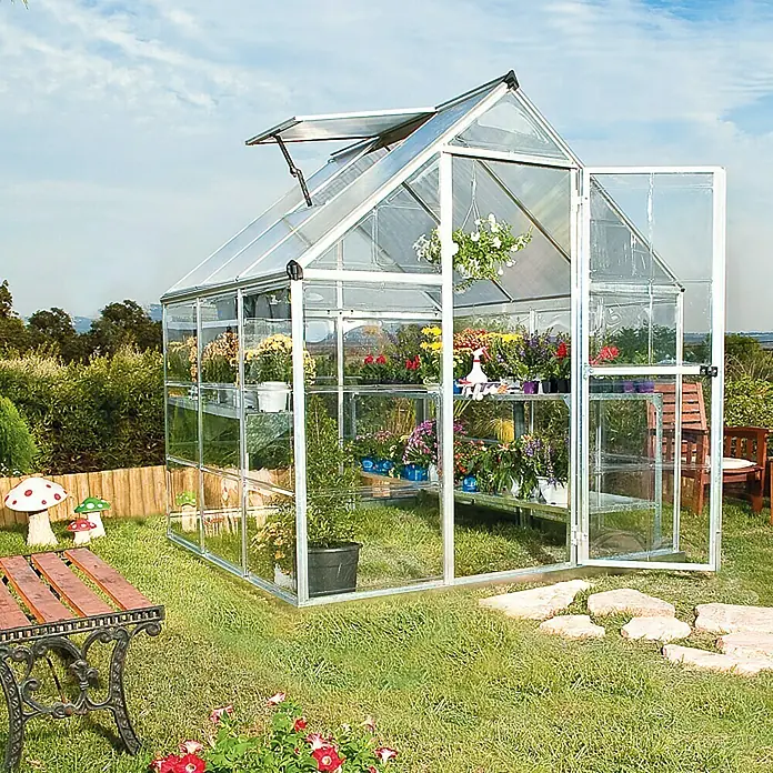 Palram – Canopia Gewächshaus Hybrid - Außenmaß inkl. Dachüberstand (B x T): 185 x 185 cm, 4 mm, Silber - Ein Gewächshaus aus Glas mit geöffneten Türen und Pflanzen darin, umgeben von einem grünen Garten.