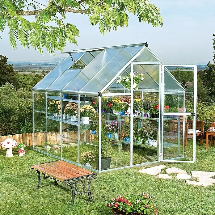 Palram – Canopia Gewächshaus Hybrid - Außenmaß inkl. Dachüberstand (B x T): 185 x 185 cm, 4 mm, Silber - Ein Gewächshaus mit geöffneter Tür steht in einem Garten, gefüllt mit Pflanzen.