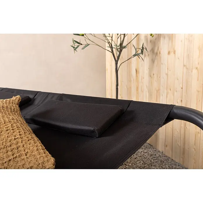 Ebuy24 Hängematte Gordo - L x B: 200 x 180 cm, Sonstiges, Schwarz - Nahaufnahme einer schwarzen Stoffliege mit schwarzem Kissen und braunem Webkissen, mit dunklem Metallgestell.