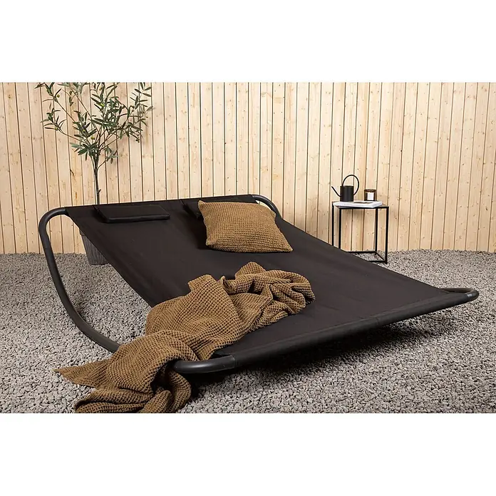 Ebuy24 Hängematte Gordo - L x B: 200 x 180 cm, Sonstiges, Schwarz - Dunkelgraue Doppelliege mit schwarzem Gestell, braunem strukturiertem Kissen und Decke auf Kies.