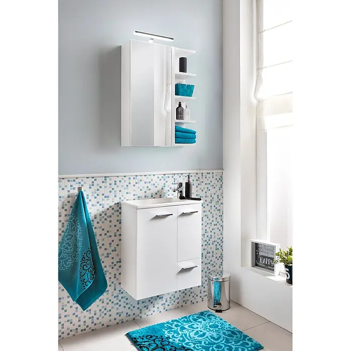Schildmeyer Badmöbel-Set Matteo - Kreideweiß - Weißer Badezimmerschrank mit Waschbecken und Spiegelschrank mit offenen Regalen, ergänzt durch blaue Akzente in einem modernen Bad.