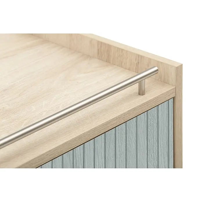 Schildmeyer Waschbeckenunterschrank Sonderby - B x T x H: 650 x 330 x 626 mm, Weißeiche/Eiche blau gestreift - Ablage in heller Eichenoptik mit gebürsteter Metallreling und hellblauer geriffelter Front.