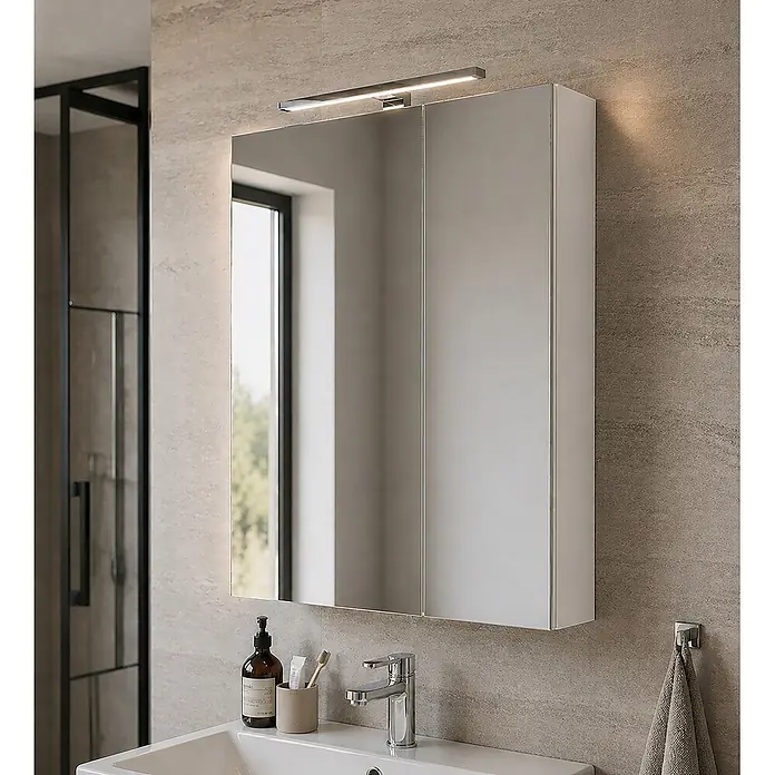 Schildmeyer LED-Spiegelschrank Sasso - B x H: 600 x 748 mm, Mattweiß - Weißer Spiegelschrank mit zwei Spiegeltüren und integrierter Chrom-LED-Lichtleiste, über einem Waschbecken im modernen Badezimmer montiert.