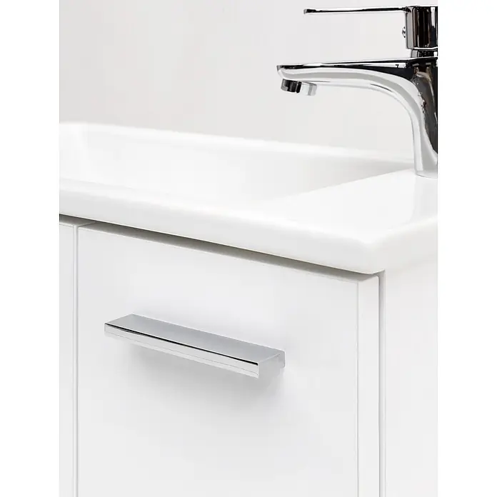 Schildmeyer Badmöbel-Set Matteo - Kreideweiß - Weißer Badunterschrank mit integriertem Waschbecken, Chromarmatur und Griff. Modernes Design fürs Bad.